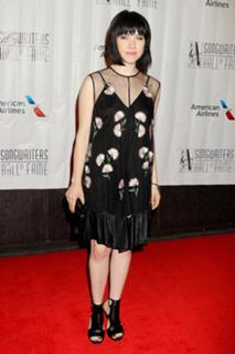 Carly Rae Jepsen feet photo thumbnail