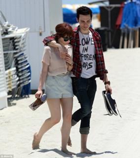 Carly Rae Jepsen feet photo thumbnail
