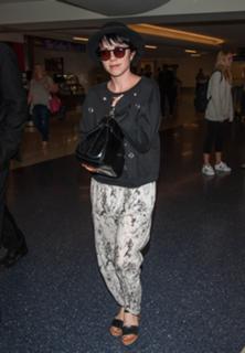 Carly Rae Jepsen feet photo thumbnail