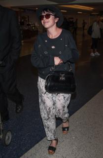 Carly Rae Jepsen feet photo thumbnail