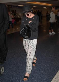 Carly Rae Jepsen feet photo thumbnail