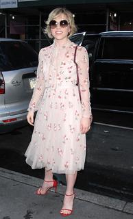 Carly Rae Jepsen feet photo thumbnail