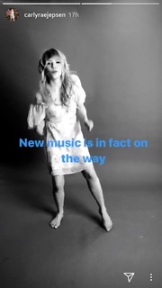 Carly Rae Jepsen feet photo thumbnail