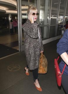 Carly Rae Jepsen feet photo thumbnail