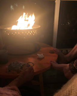 Carly Rae Jepsen feet photo thumbnail