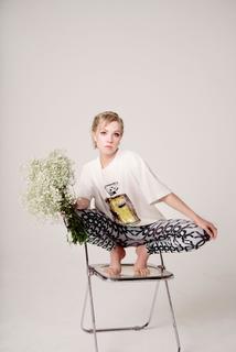 Carly Rae Jepsen feet photo thumbnail