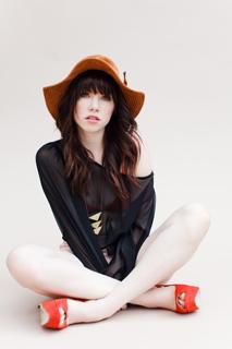 Carly Rae Jepsen feet photo thumbnail