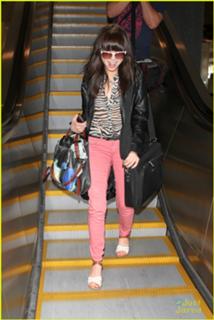 Carly Rae Jepsen feet photo thumbnail