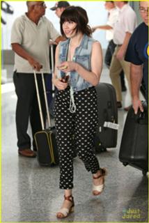Carly Rae Jepsen feet photo thumbnail