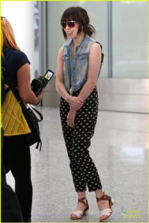 Carly Rae Jepsen feet photo thumbnail