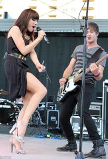 Carly Rae Jepsen feet photo thumbnail