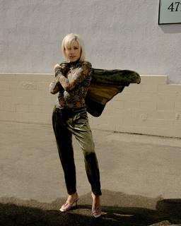 Carly Rae Jepsen feet photo thumbnail