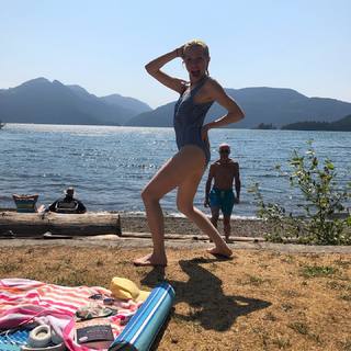 Carly Rae Jepsen feet photo thumbnail