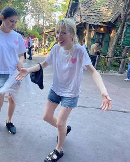 Carly Rae Jepsen feet photo thumbnail