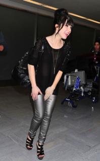 Carly Rae Jepsen feet photo thumbnail