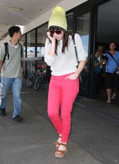 Carly Rae Jepsen feet photo thumbnail
