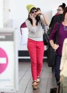 Carly Rae Jepsen feet photo thumbnail