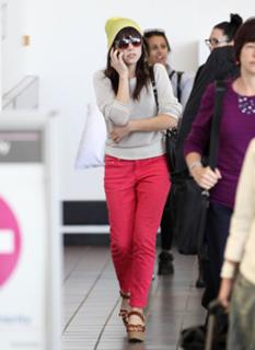 Carly Rae Jepsen feet photo thumbnail