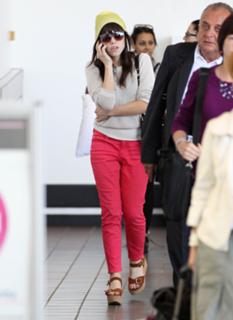 Carly Rae Jepsen feet photo thumbnail