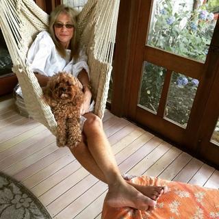 Carly Simon feet photo thumbnail