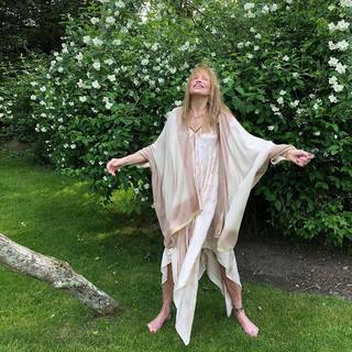 Carly Simon feet photo thumbnail