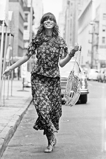 Carly Simon feet photo thumbnail