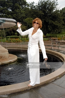 Carly Simon feet photo thumbnail