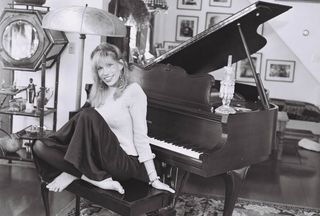 Carly Simon feet photo thumbnail