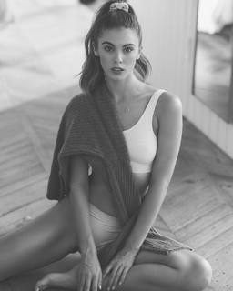 Carmella Rose feet photo thumbnail