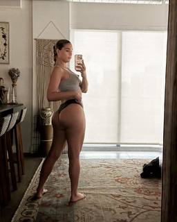 Carmen Carrera feet photo thumbnail