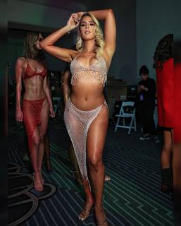 Carmen Carrera feet photo thumbnail