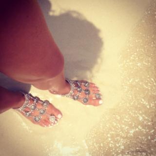Carmen Electra feet photo thumbnail
