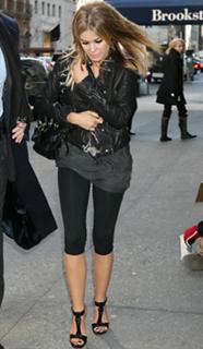 Carmen Electra feet photo thumbnail
