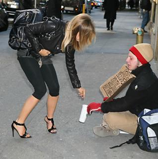 Carmen Electra feet photo thumbnail