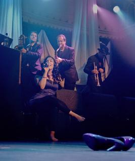 Caro Emerald feet photo 9