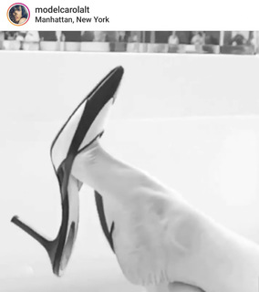 Carol Alt feet photo thumbnail