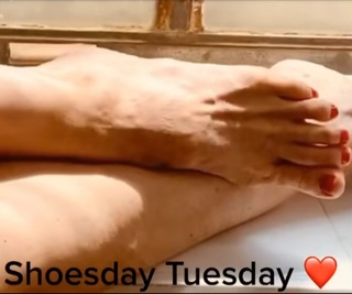 Carol Alt feet photo thumbnail