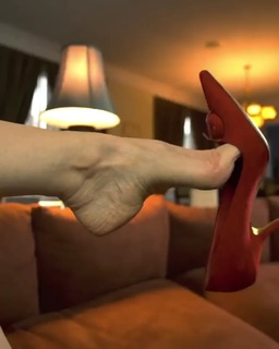 Carol Alt feet photo thumbnail