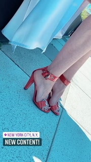 Carol Alt feet photo thumbnail