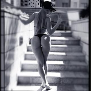 Carol Belli feet photo 3