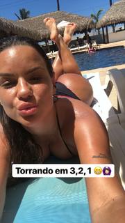 Carol Dias feet photo thumbnail