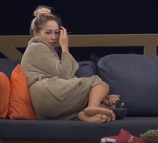 Carol Gonçalves feet photo 3