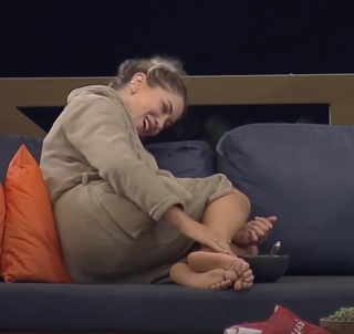 Carol Gonçalves feet photo 2