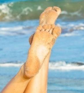 Carol Gonçalves feet photo 9
