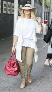 Carol Vorderman feet photo thumbnail