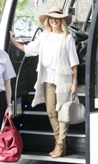 Carol Vorderman feet photo thumbnail