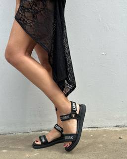 Carolina Ardohain feet photo thumbnail