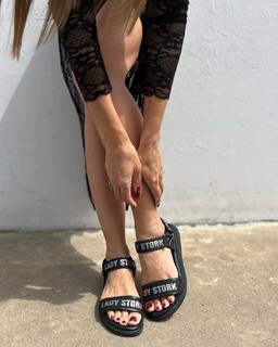 Carolina Ardohain feet photo thumbnail