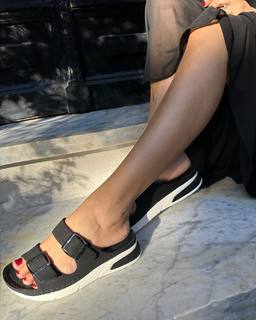 Carolina Ardohain feet photo thumbnail