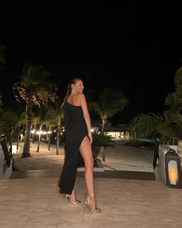Carolina Ardohain feet photo thumbnail